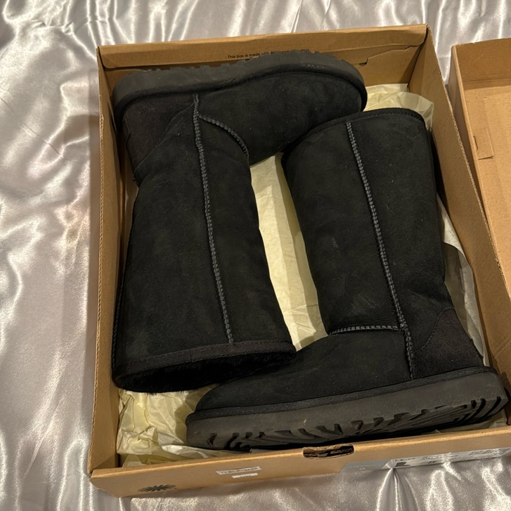 Classic Tall ll black size 5 UGG